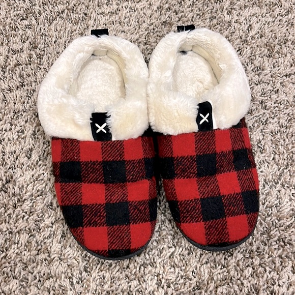 Kohl's Shoes - KOHLS slippers 🖤